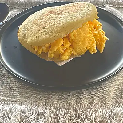 Arepa rellena de huevos revueltos.