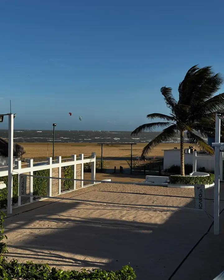 La cancha de beach tennis de la posada con la playa y el mar justo enfrente.
