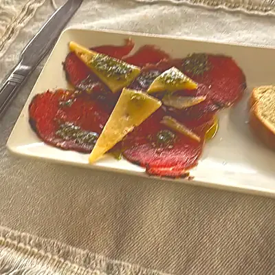 Carpaccio con láminas de queso.
