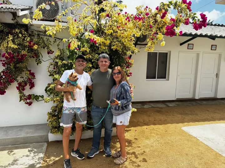 Jorge y Marilú, los dueños de la posada, frente a una buganvilla.