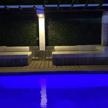 La piscina iluminada de noche.