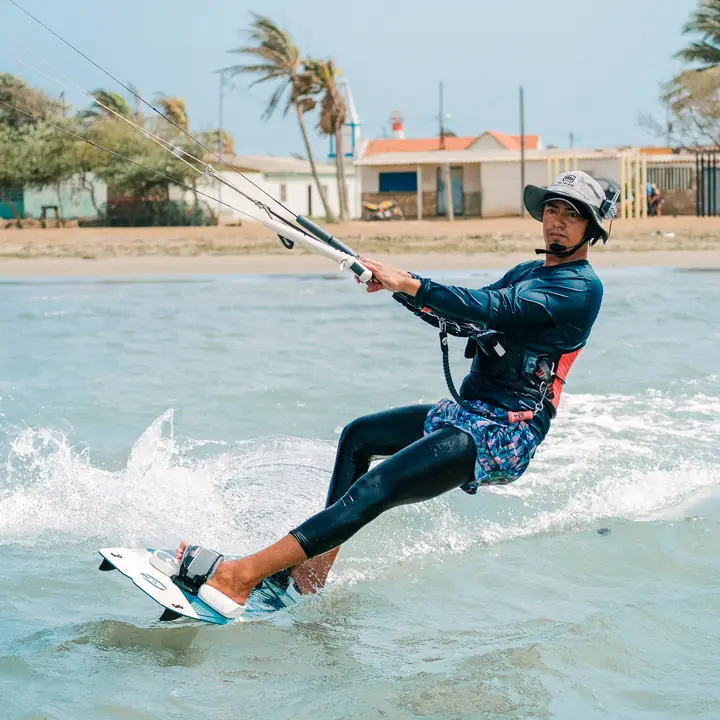 Kiter navegando en el mar de Adícora.