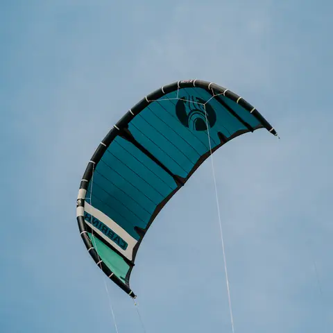 Un kite turquesa en el cielo de Adícora.