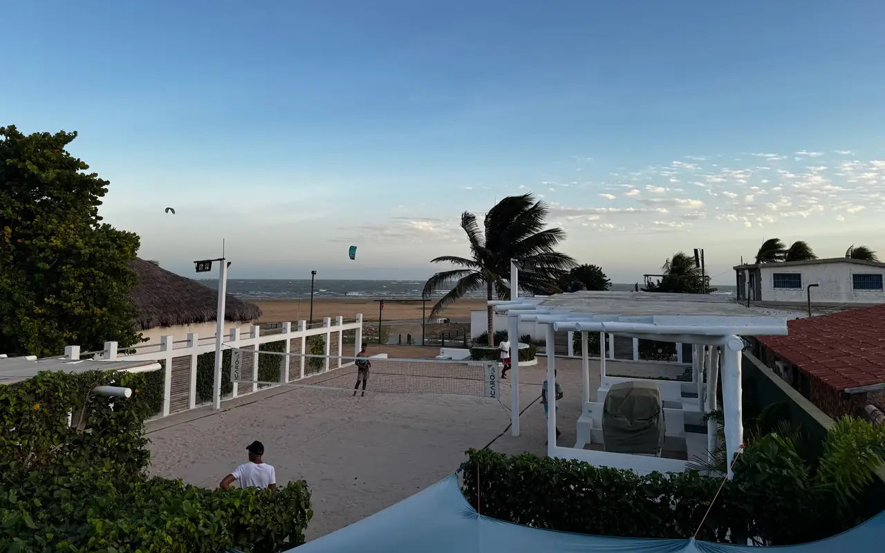 Canchas de beach tennis de la posada frente al mar de Adícora, con kites en el cielo.